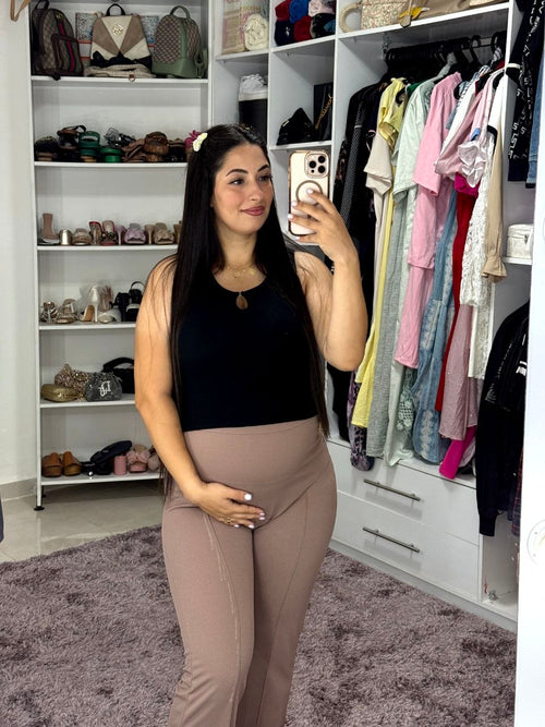 Pantalon de grossesse conçu pour le confort et l'élégance pendant la maternité.